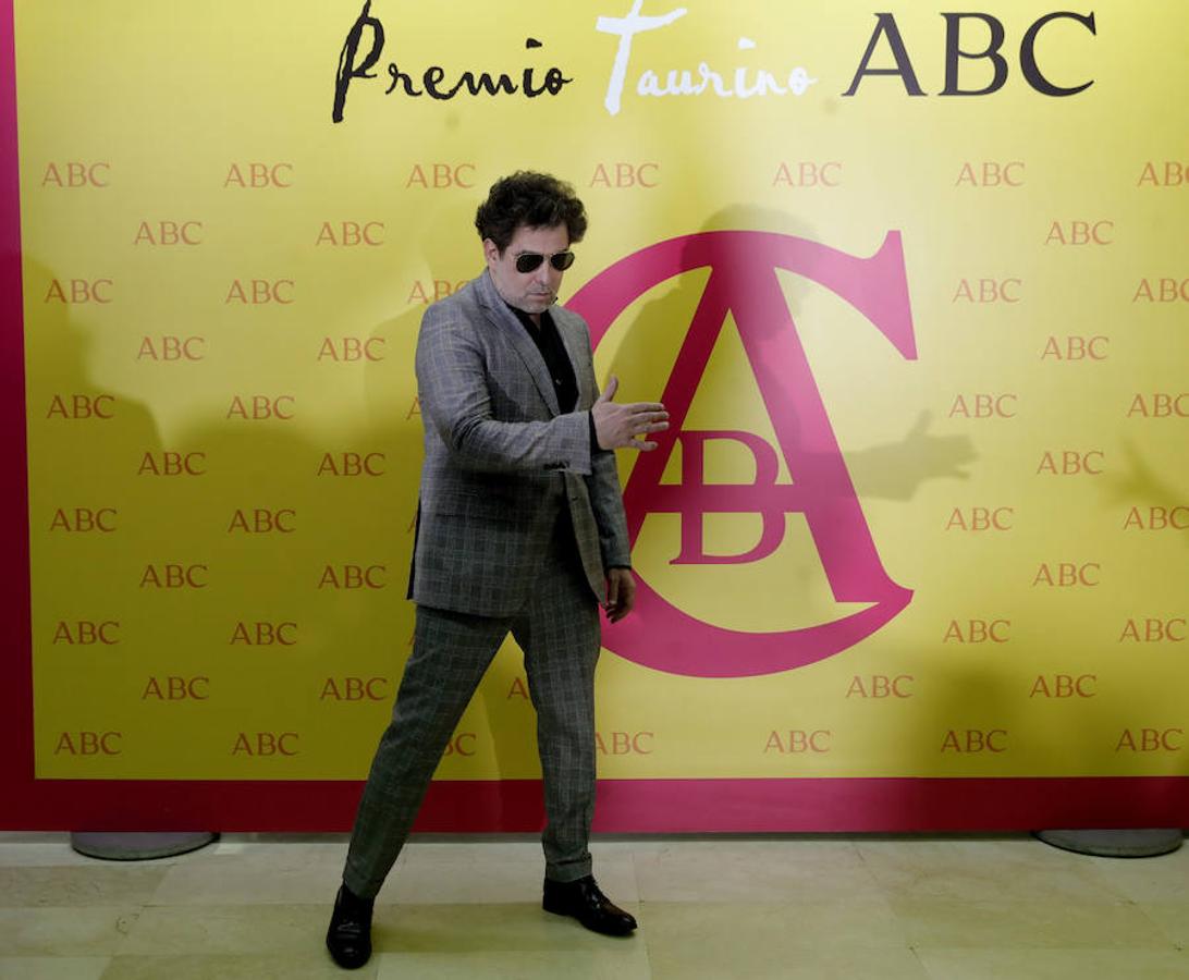 El cantante Andrés Calamaro posa a su llegada a la ceremonia de entrega hoy del IX Premio Taurino ABC al diestro José Antonio Morante 'Morante de la Puebla', en Madrid. 