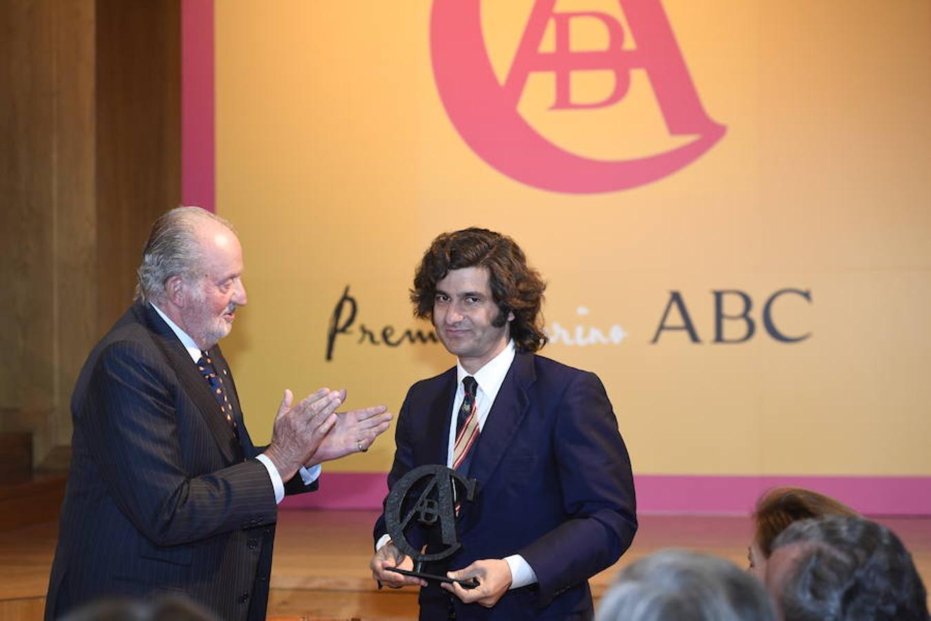 Don Juan Carlos le entrega a José Antonio Morante 'Morante de la Puebla' el IX Premio Taurino ABC. 