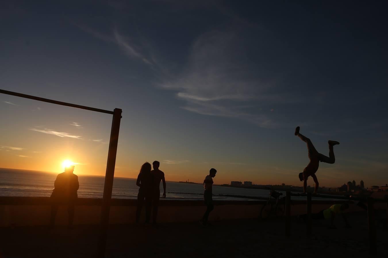 Los gaditanos disfrutan del buen tiempo en la playa