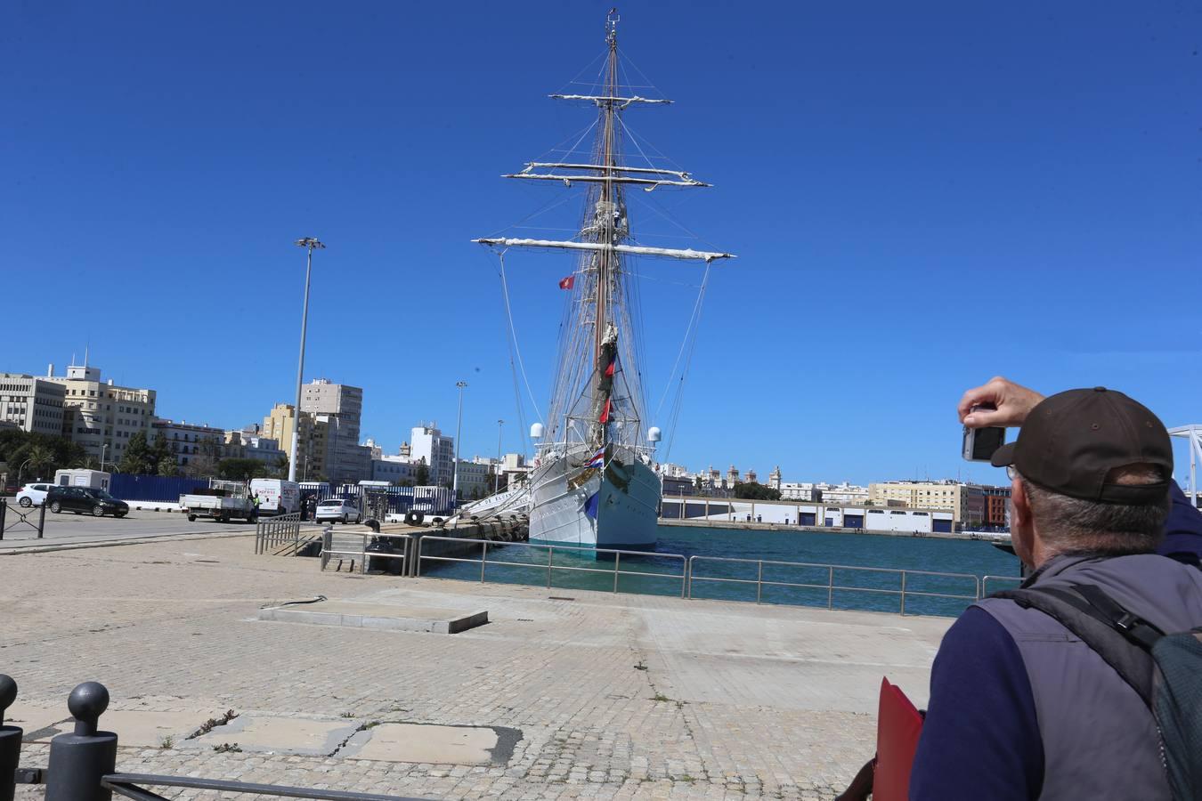 El &#039;Juan Sebastián de Elcano&#039;, listo para salir del muelle de Cádiz este domingo