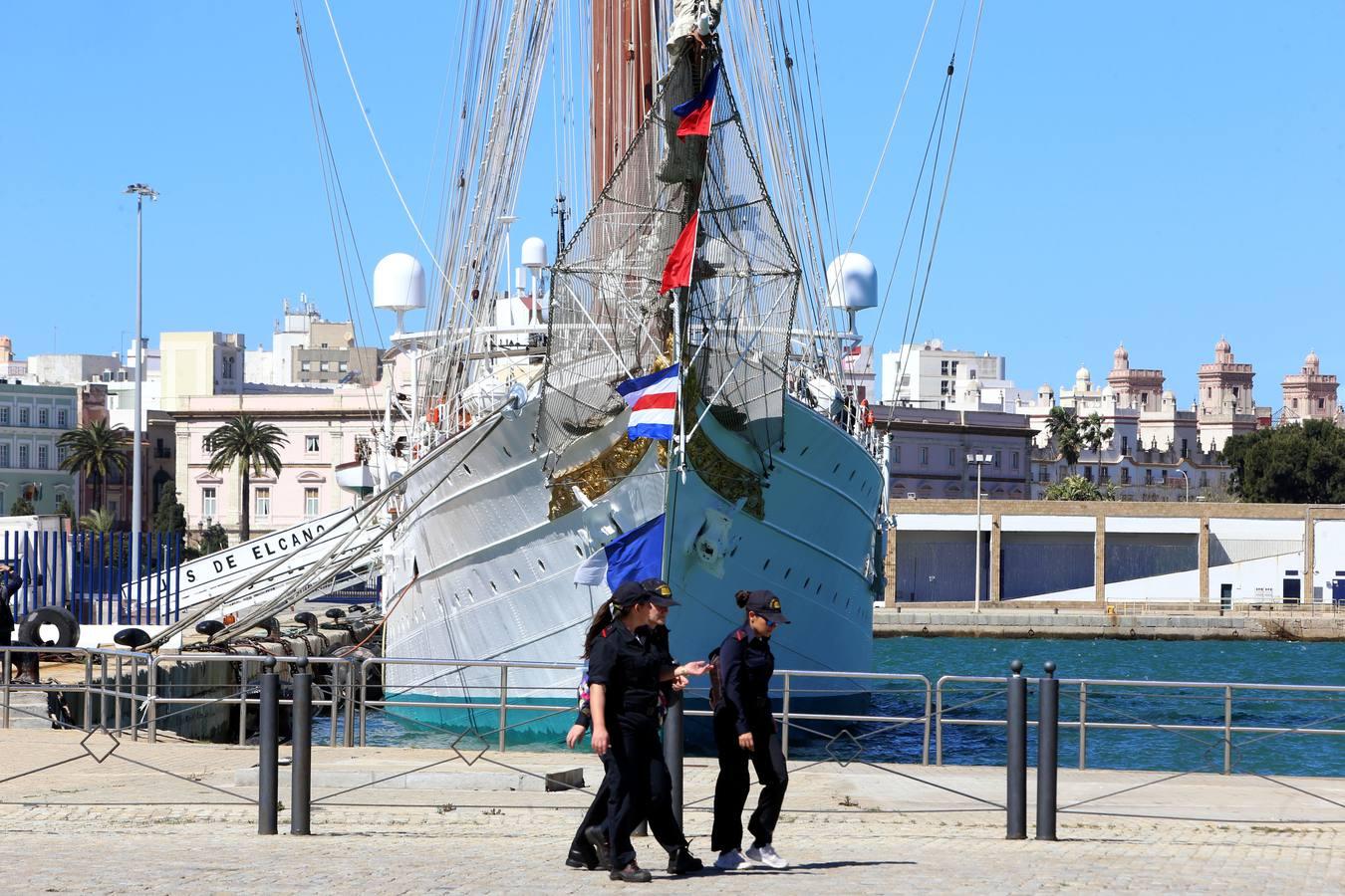 El &#039;Juan Sebastián de Elcano&#039;, listo para salir del muelle de Cádiz este domingo