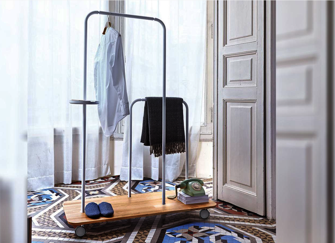 Dismobel. Un galán o un ‘burro’ esa es la cuestión. Lo llamemos como lo llamemos, esta pieza resulta tremendamente funcional, además como tiene ruedas lo podemos trasladar. Modelo Platel, en Dismobel (dismobel.es) vale 741 €.