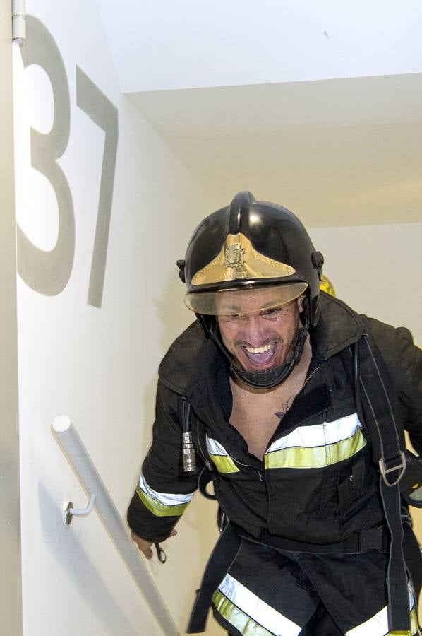 Los bomberos toman la Torre Sevilla