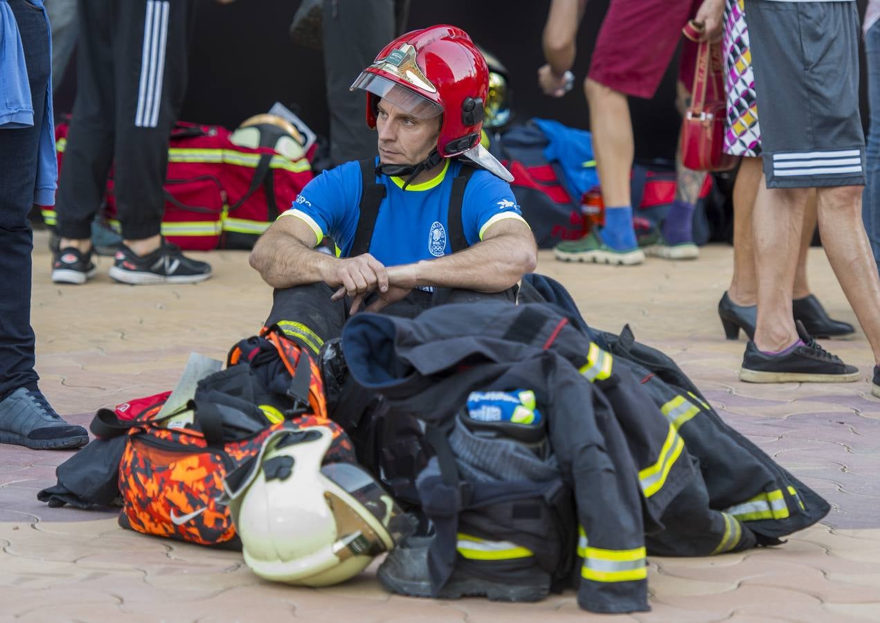 Los bomberos toman la Torre Sevilla