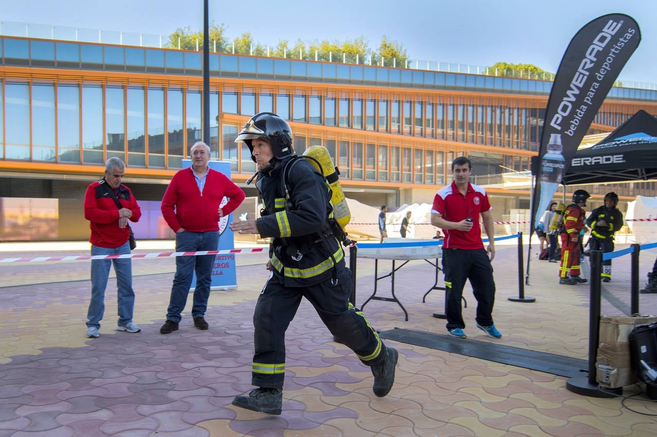 Los bomberos toman la Torre Sevilla