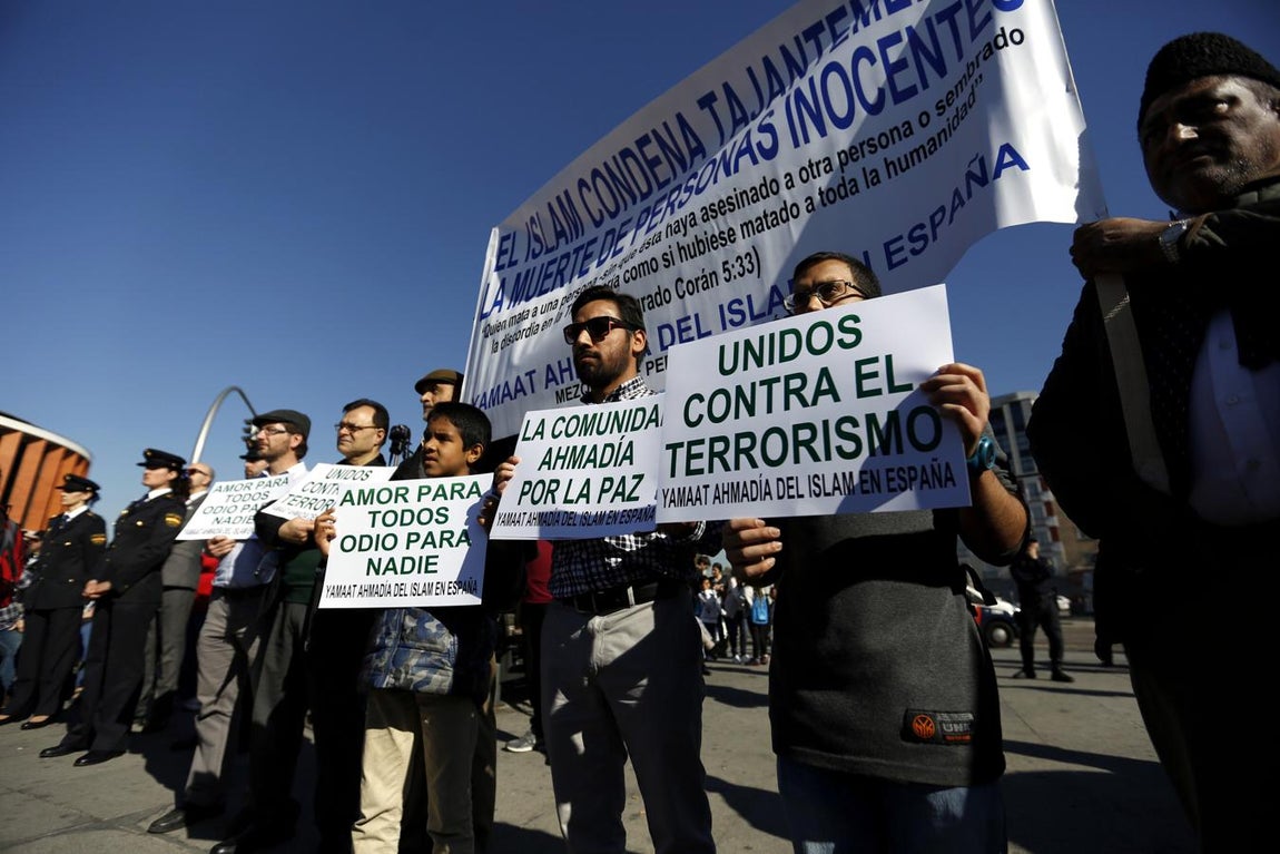 Miembros de la comunidad islámica se solidarizan en el homenaje en recuerdo de las víctimas de los atentados del 11 de marzo de 2004, en la estación de Atocha, donde explosionó uno de los trenes. EFE