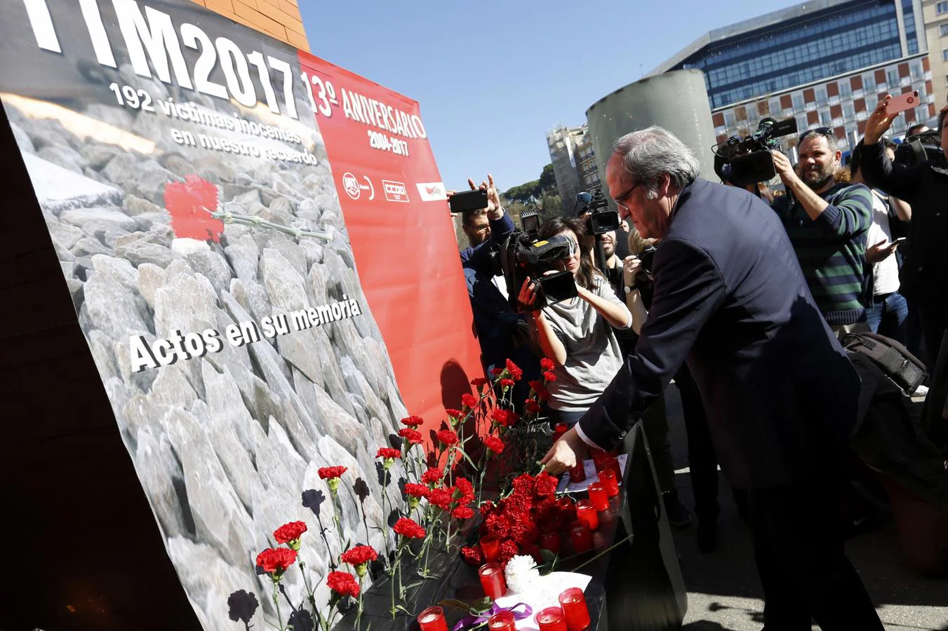 El portavoz del PSOE en la Comunidad de Madrid, Ángel Gabilondo, durante la ofrenda floral en el homenaje