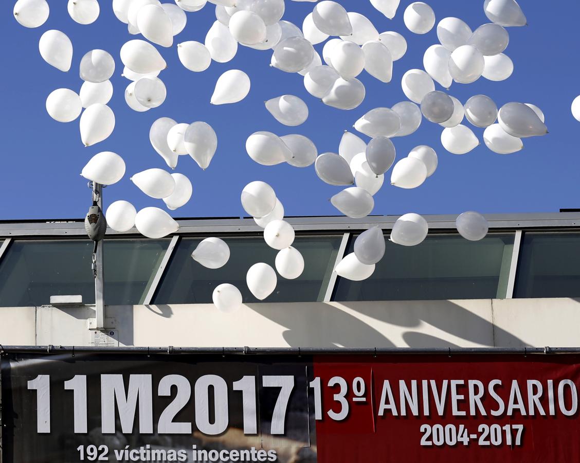 Suelta de globos blancos durante el homenaje en recuerdo de las víctimas de los atentados del 11 de marzo de 2004, hoy en la estación de Atocha, donde explosionó uno de los trenes. EFE