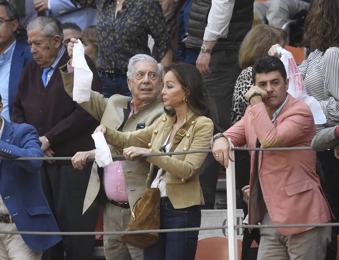 Mario Vargas Llosa e Isabel Preysler piden las orejas. 