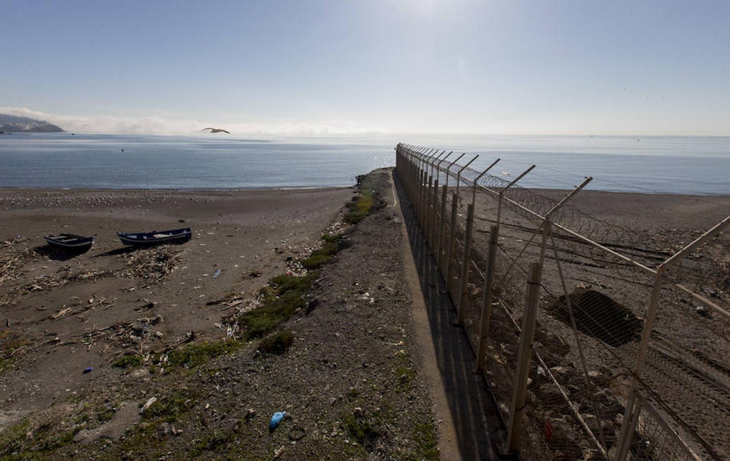 Playa del Tarajal, espigón donde fallecieron 14 subsaharianos en febrero de 2014. 