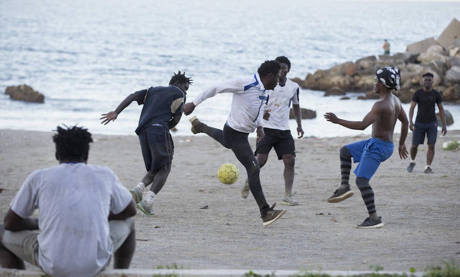 Jóvenes haciendo deporte en las playas de Ceuta. 