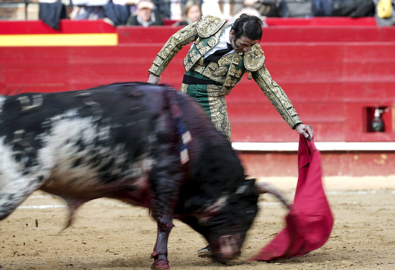 Imágenes del espantoso percance de Juan José Padilla en Valencia