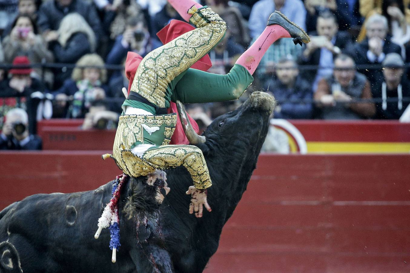 Imágenes del espantoso percance de Juan José Padilla en Valencia