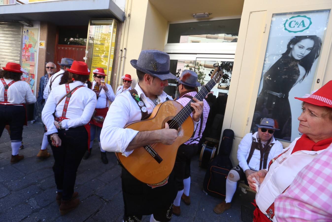 El Carnaval Chiquito llena las calles del centro de Cádiz