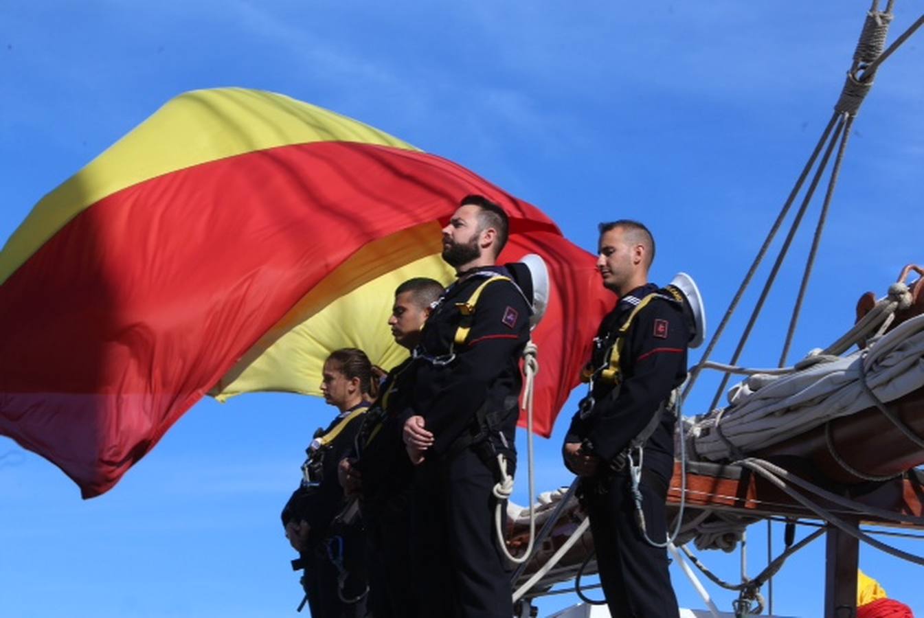 Cádiz despide al buque &#039;Juan Sebastián Elcano&#039;