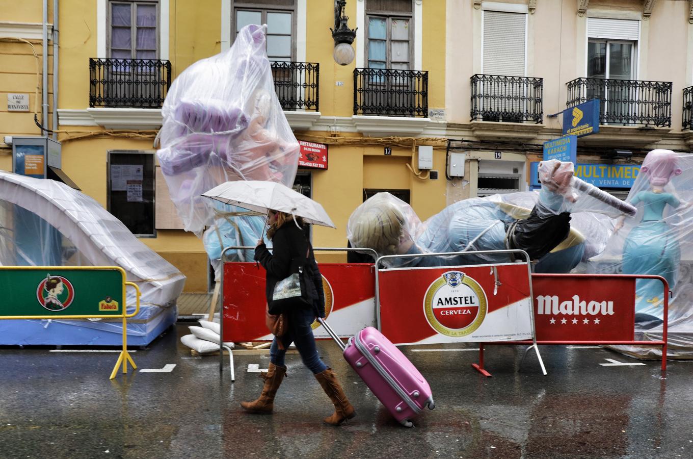 La lluvia retrasa la platà de las fallas