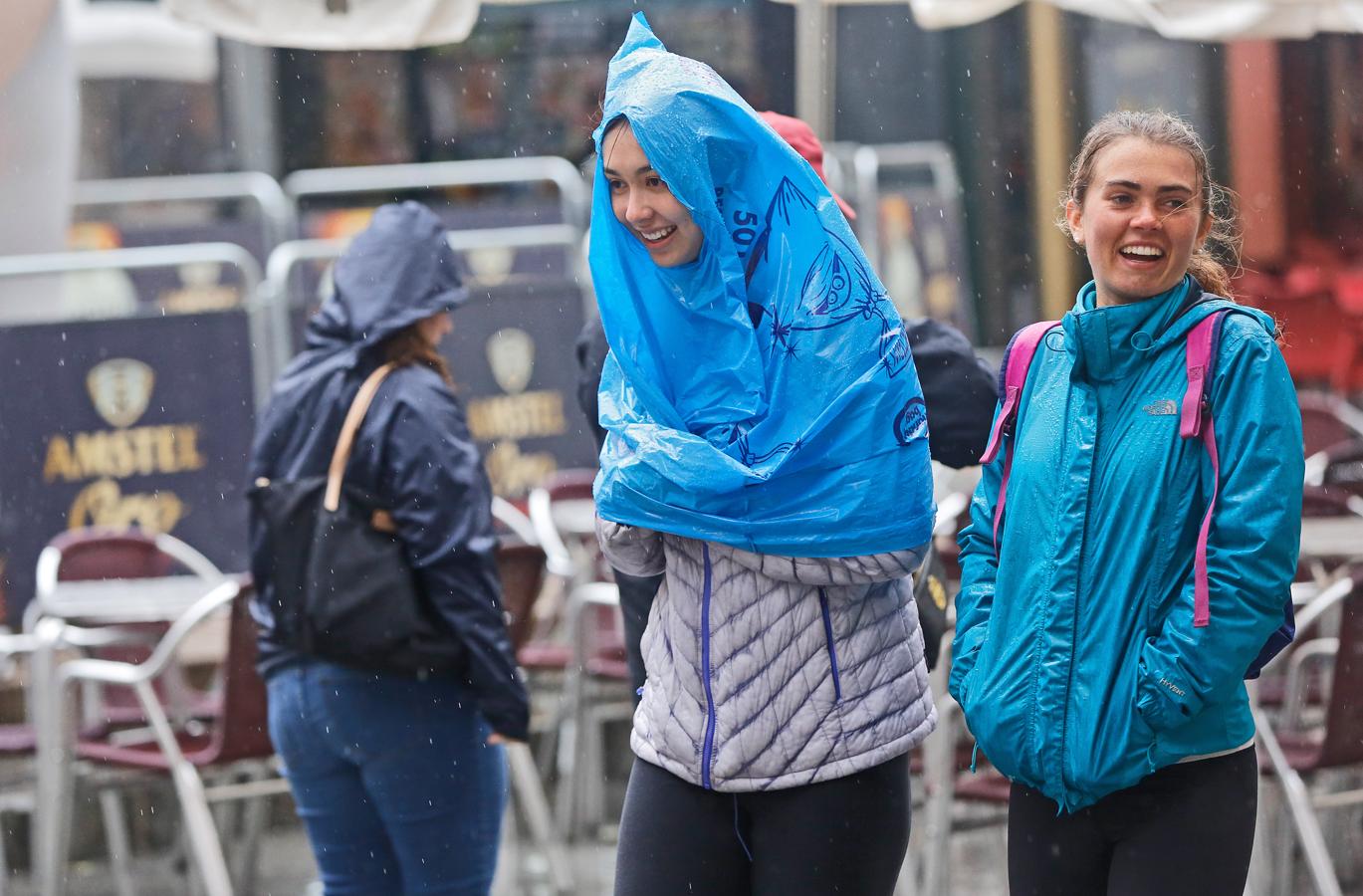 La lluvia retrasa la platà de las fallas