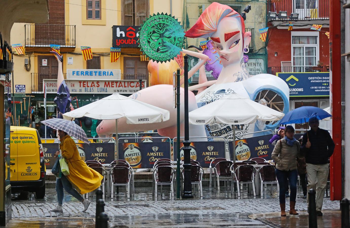 La lluvia retrasa la platà de las fallas