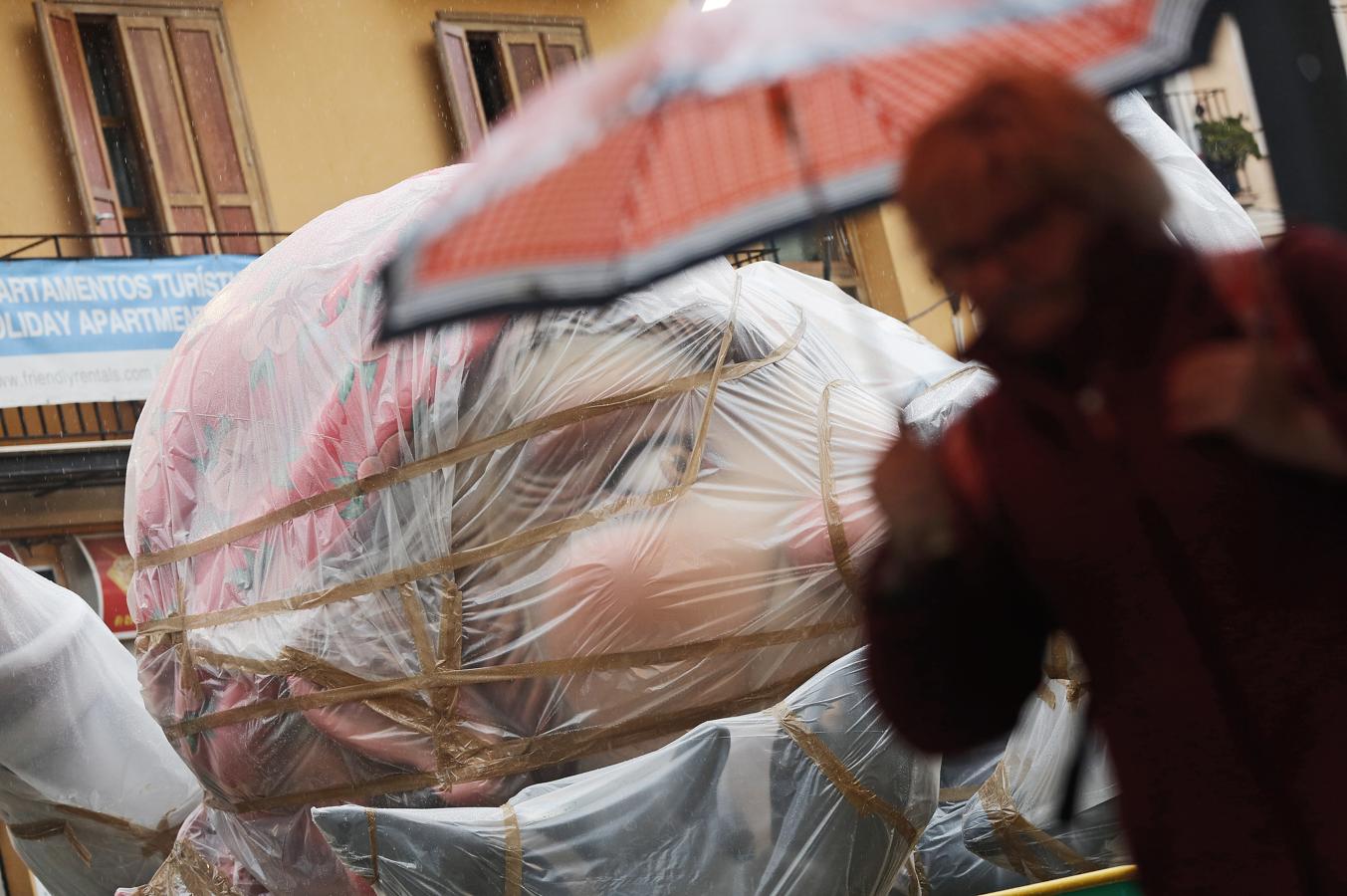 La lluvia retrasa la platà de las fallas