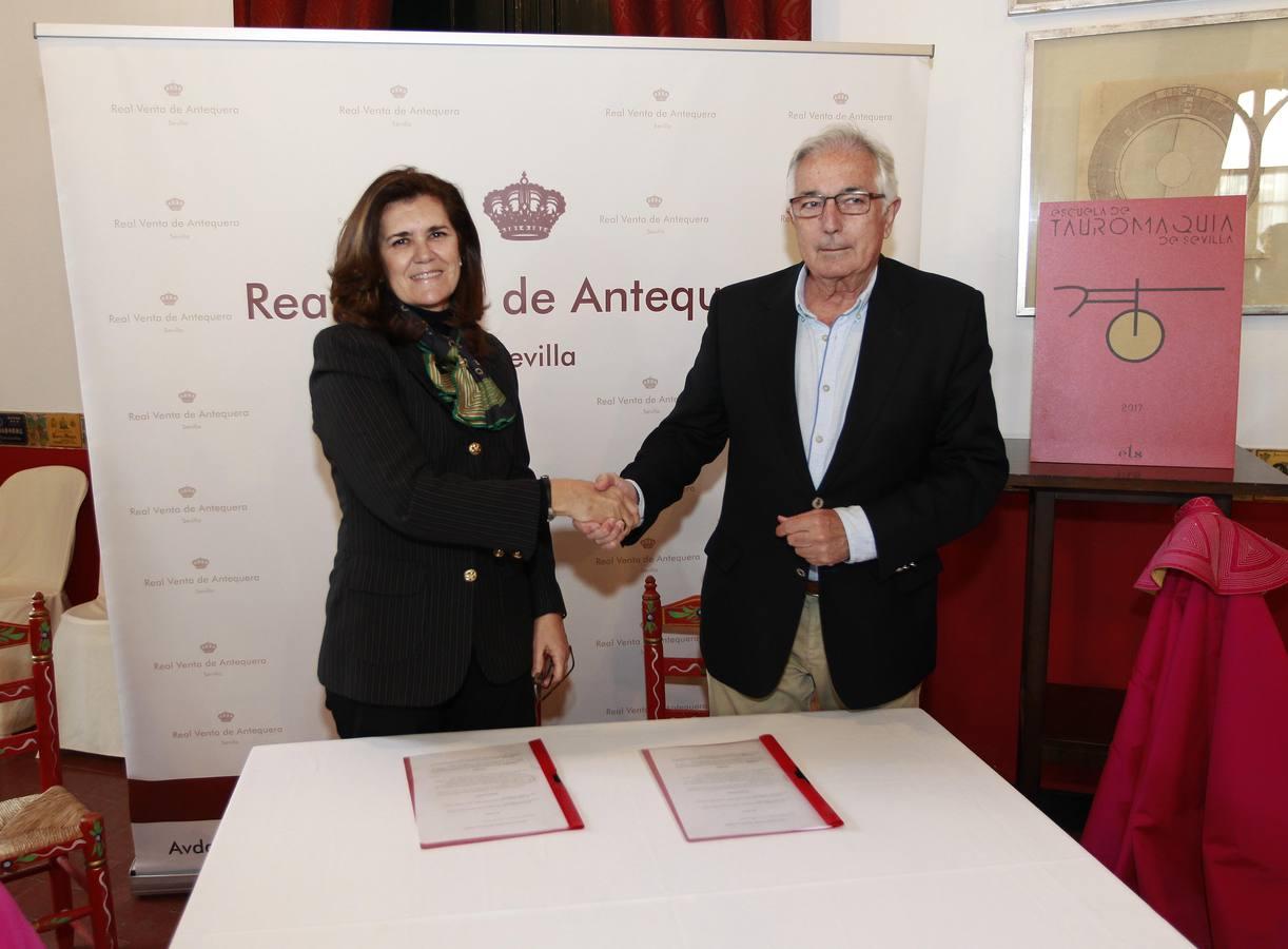 Lola Rojas, propietaria de la Real Venta de Antequera, estrecha la mano de Miguel Serrano, director de la Escuela Taurina de Sevilla