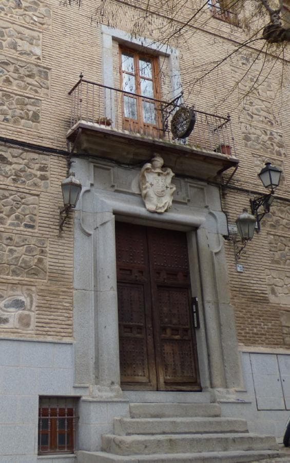 Fachada actual del antiguo Sanatorio Nuestra Señora del Carmen en la plaza de San Justo. FOTO Rafael del Cerro