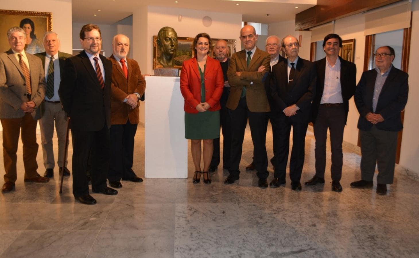 Autoridades y académicos con el busto que el escultor Kalato realizó a Romero Carrión