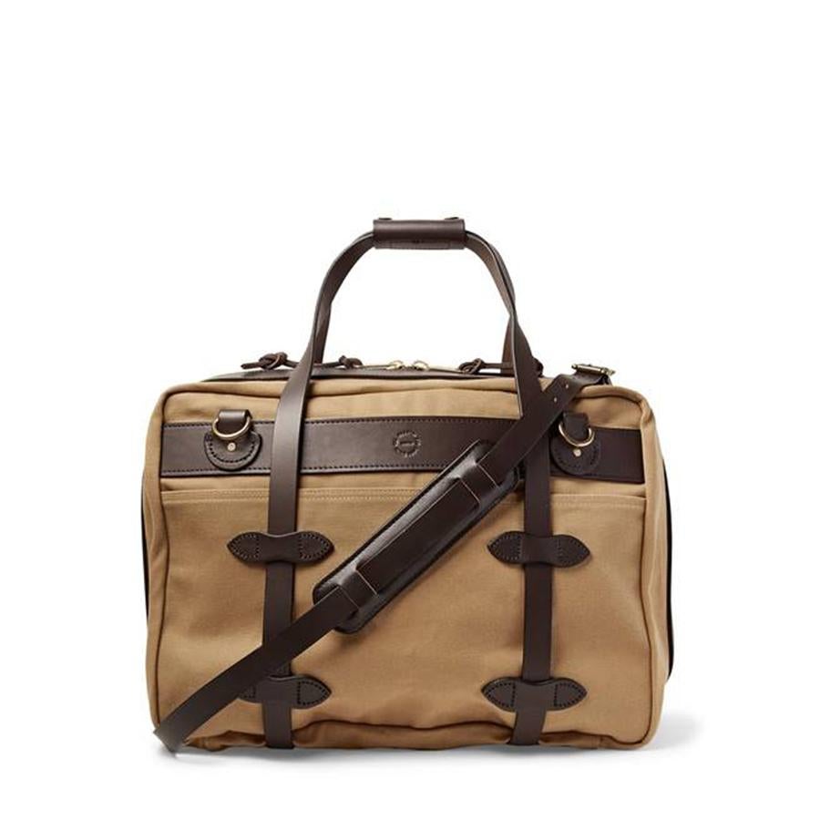 Bolsa de viaje de tela color camel y detalles en piel marrón (560€)