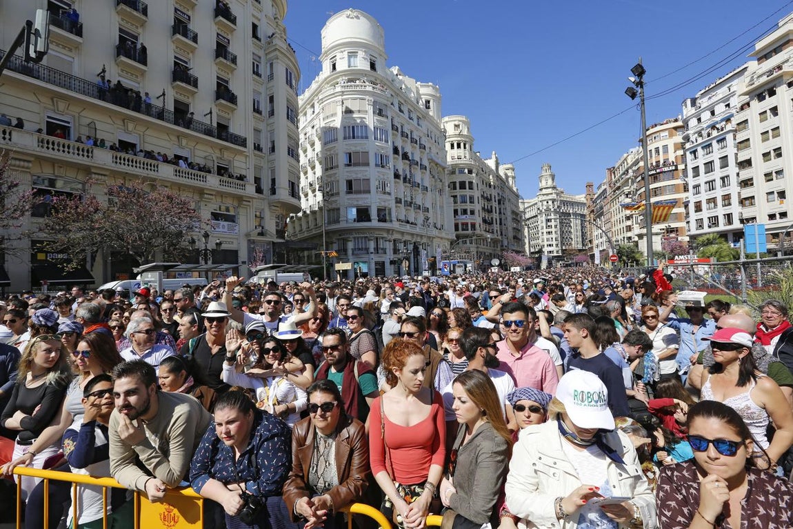 Mascletà en la plaza del Ayuntamiento. 