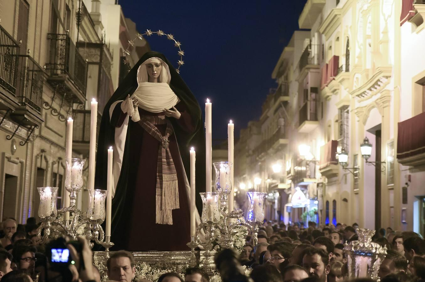 El traslado de la Esperanza de Triana a Santa Ana, en fotos