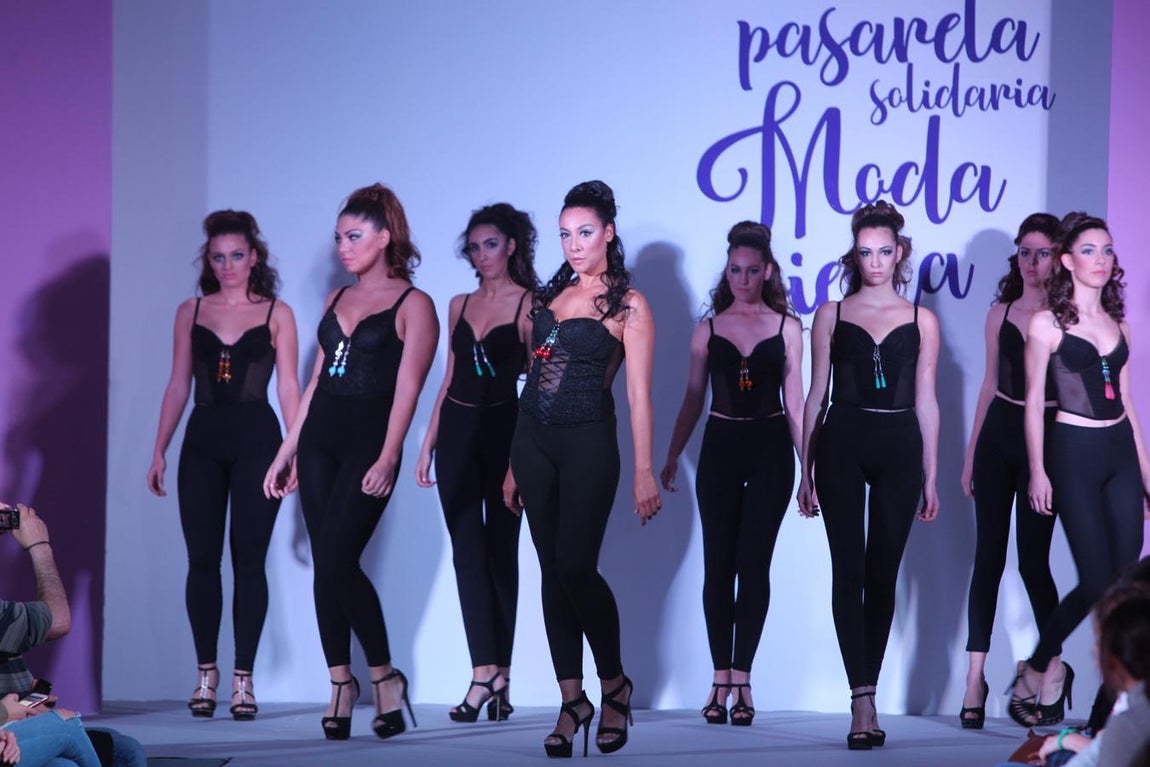 VI Pasarela solidaria moda fiesta en Bahía Sur