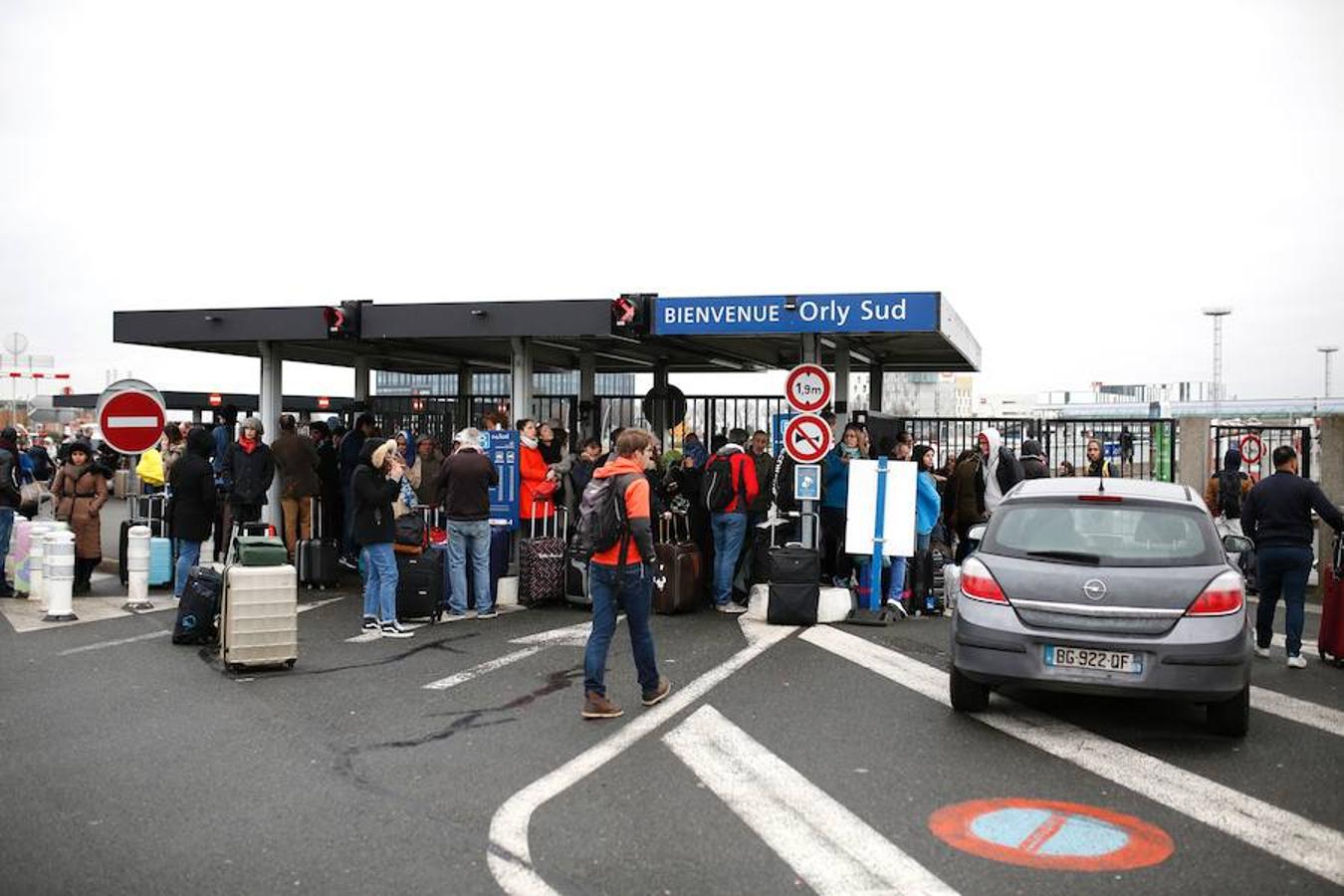 Miedo y desinformación en el aeropuerto de París-Orly tras el ataque