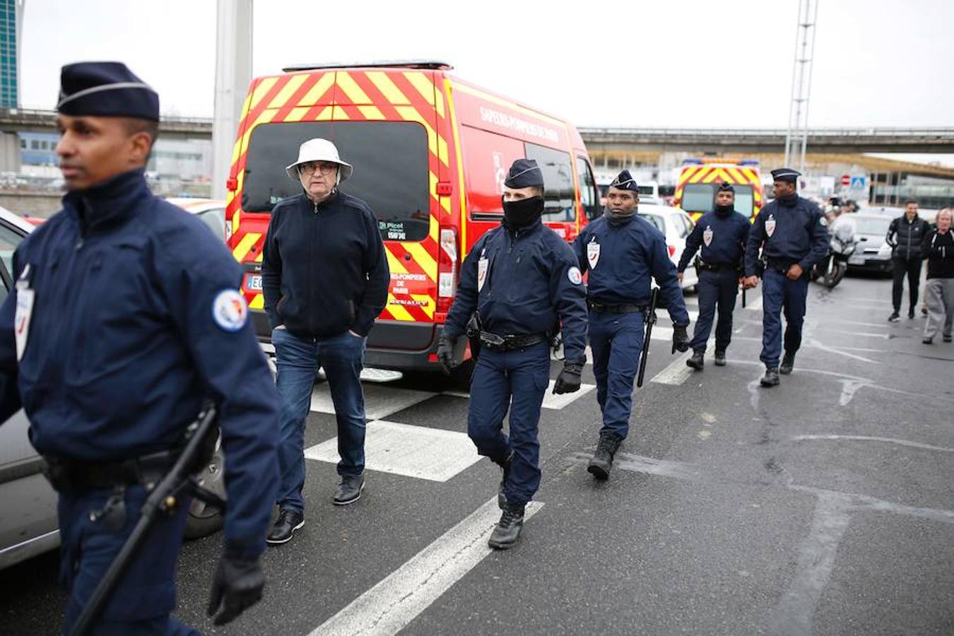 Miedo y desinformación en el aeropuerto de París-Orly tras el ataque