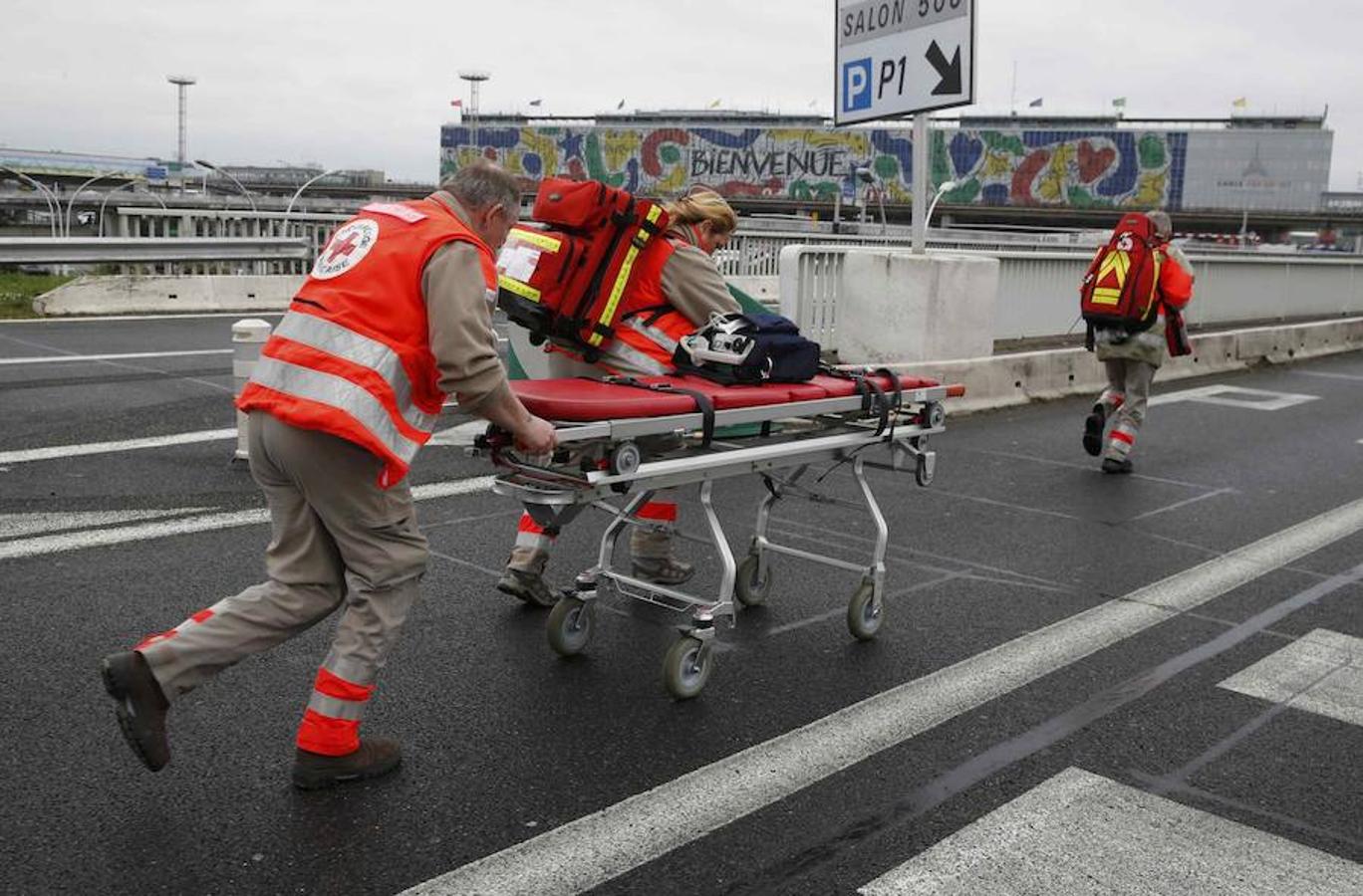 Miedo y desinformación en el aeropuerto de París-Orly tras el ataque