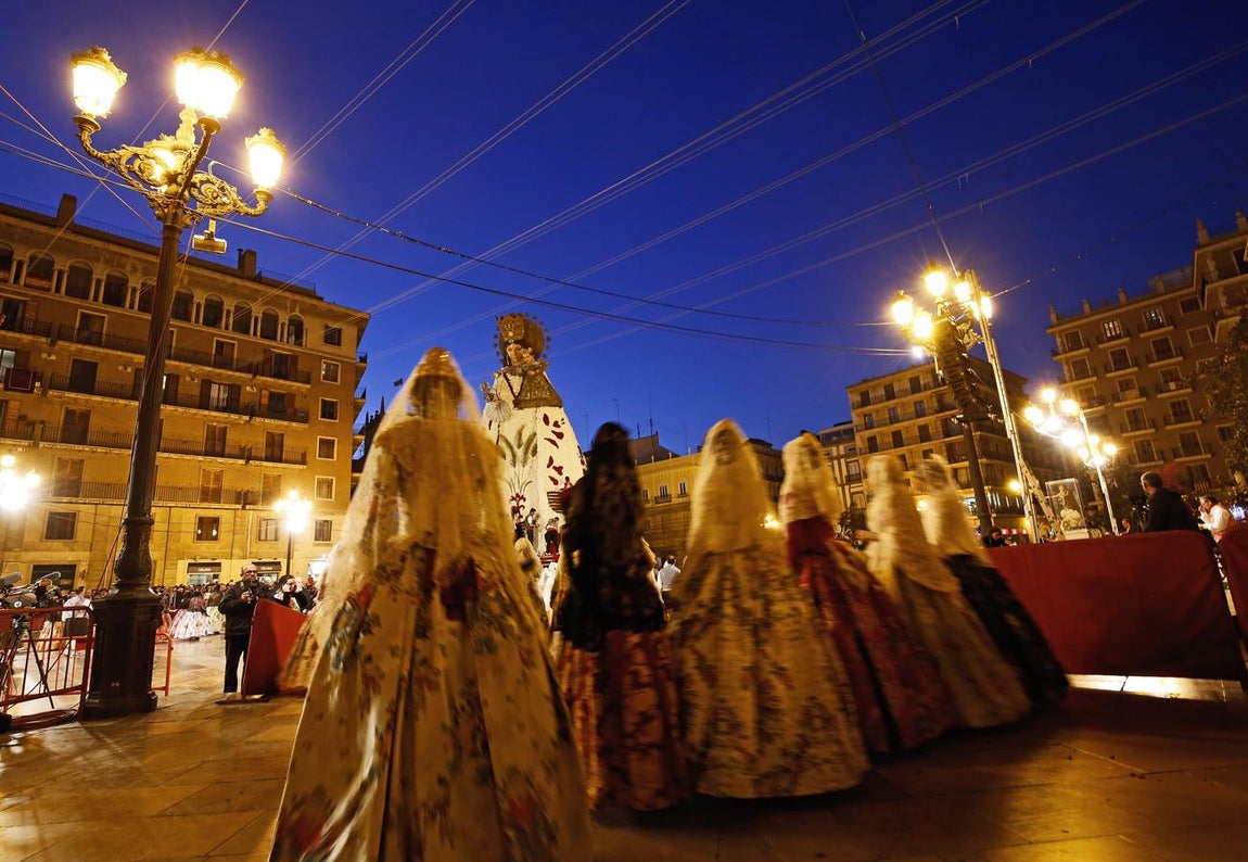 Ofrenda de flores a la Virgen. 