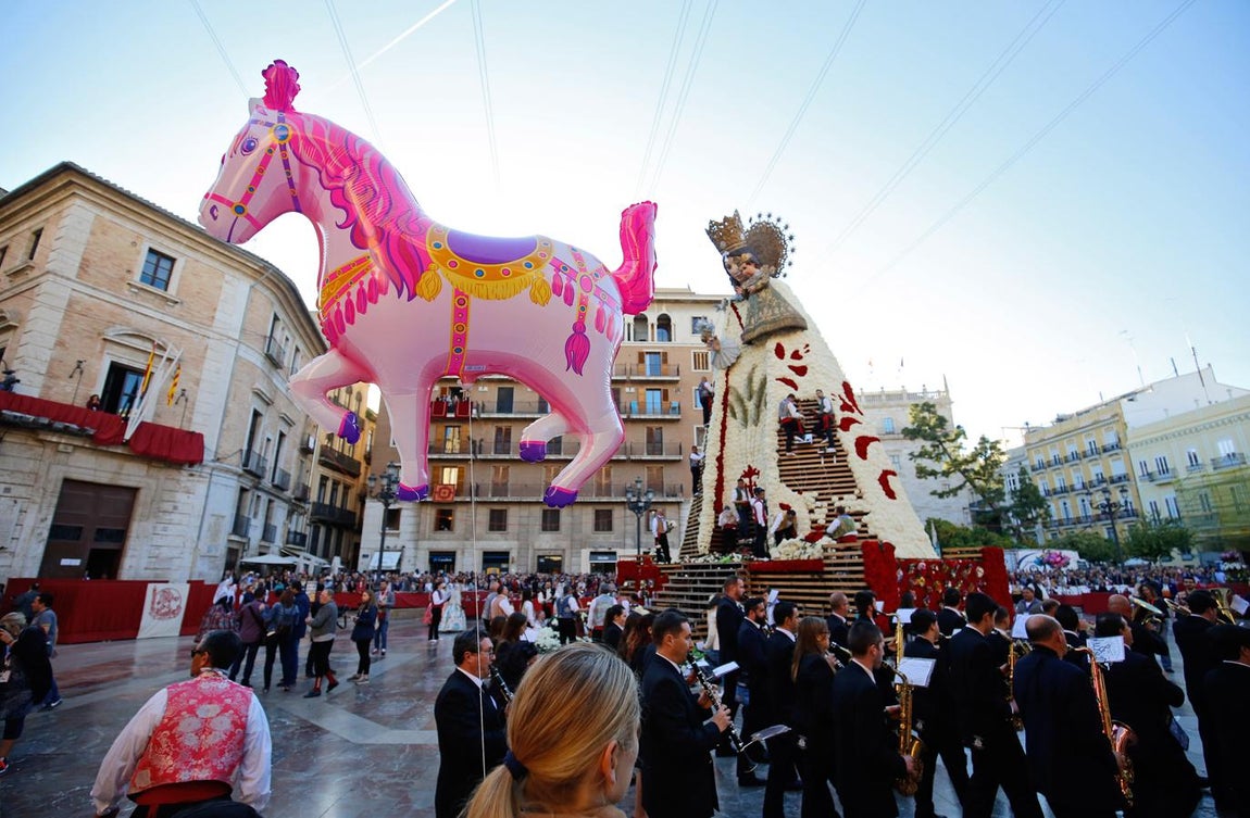 Ofrenda de flores a la Virgen. 
