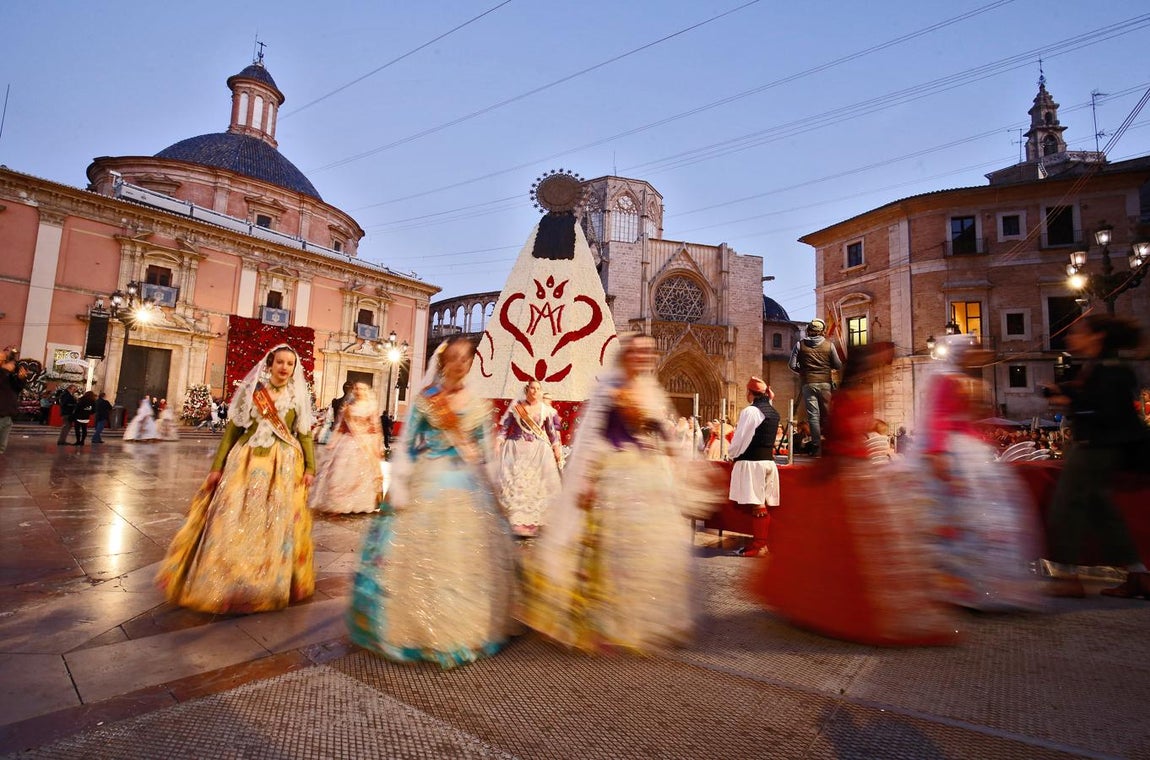 Ofrenda de flores a la Virgen. 