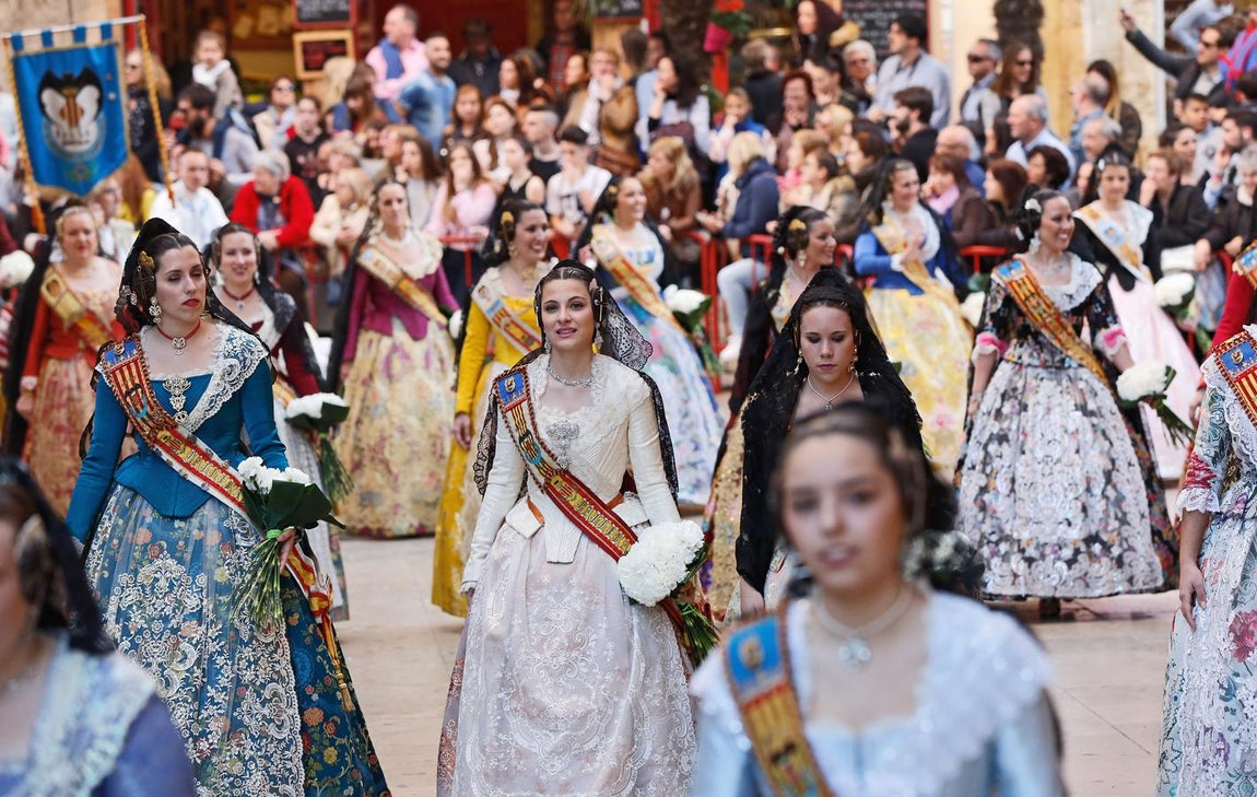 Ofrenda de flores a la Virgen. 
