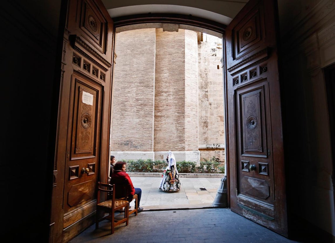 Ofrenda de flores a la Virgen. 