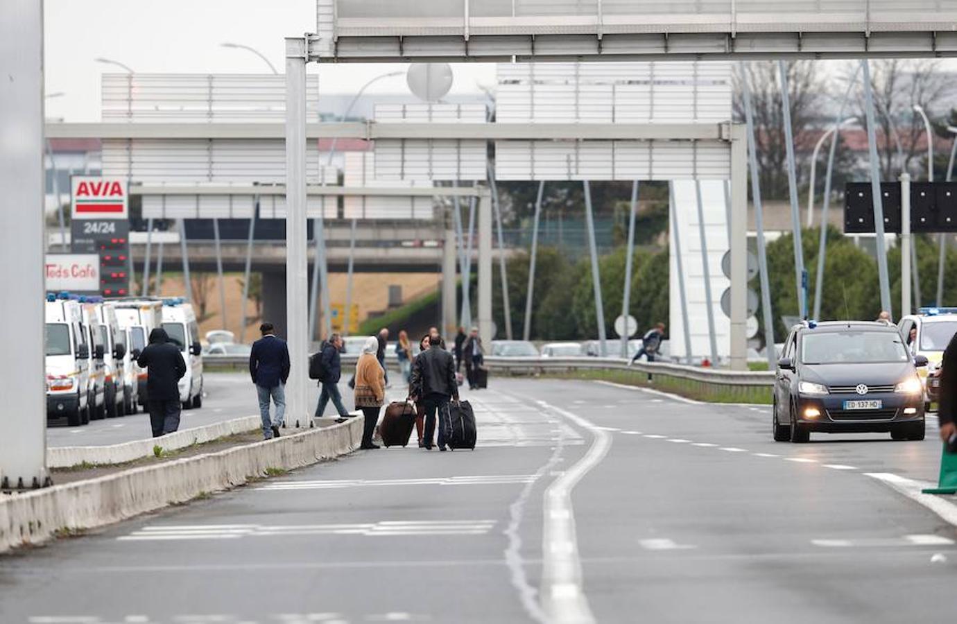 Miedo y desinformación en el aeropuerto de París-Orly tras el ataque