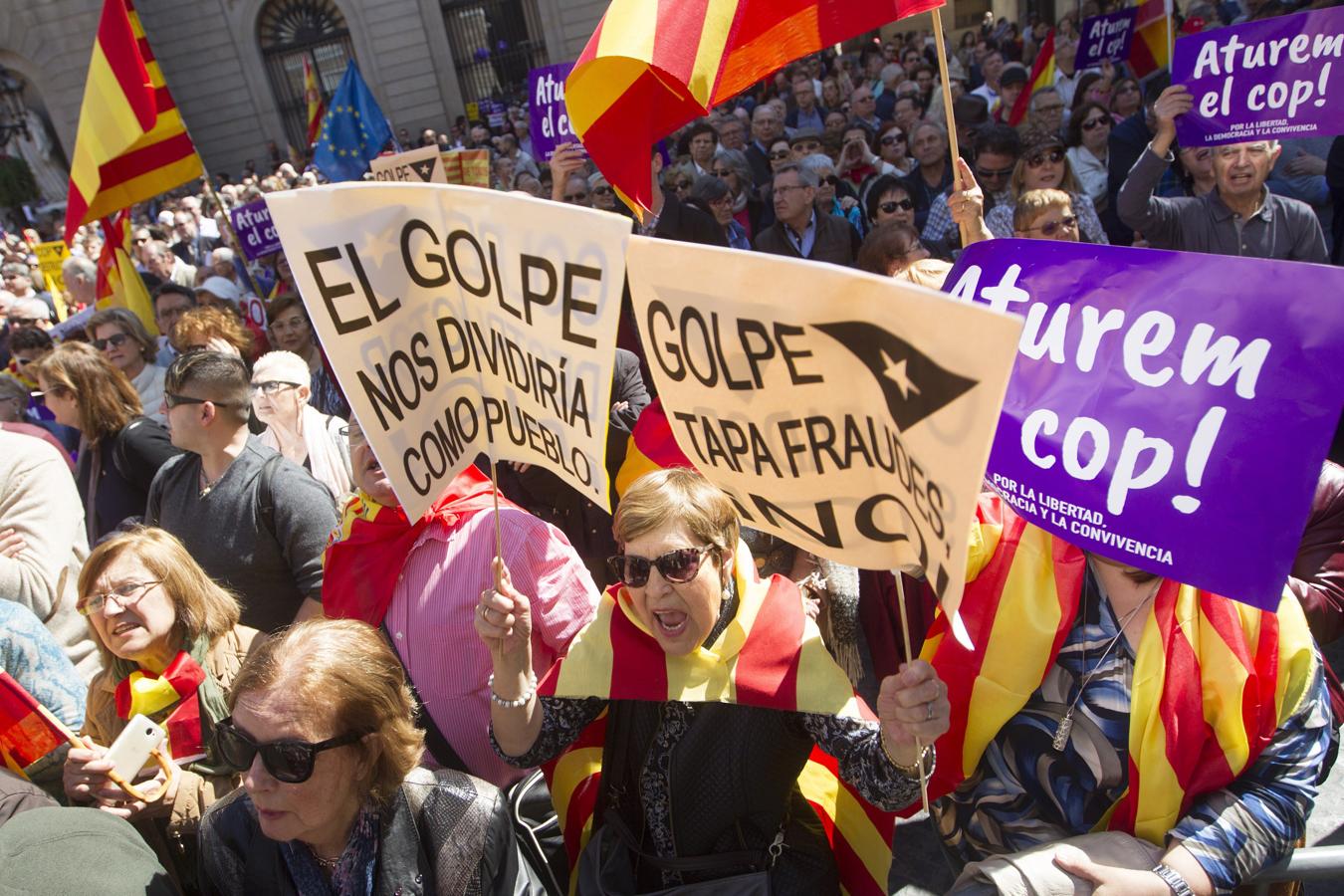 Imagenes de la manifestación celebrada este domingo en Barcelona contra el «golpe separatista» en Cataluña