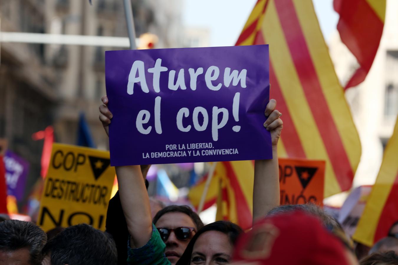 Imagenes de la manifestación celebrada este domingo en Barcelona contra el «golpe separatista» en Cataluña