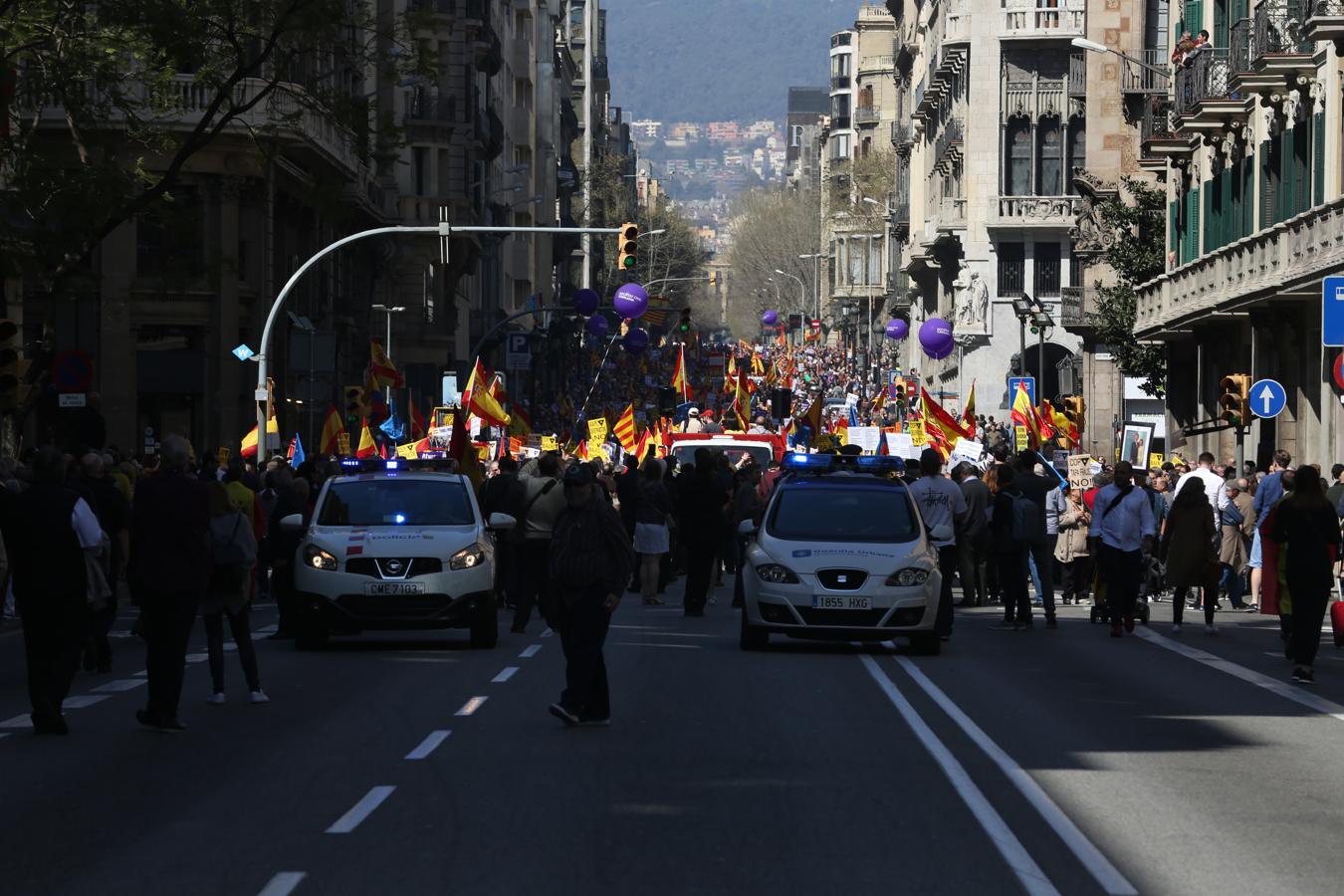 Imagenes de la manifestación celebrada este domingo en Barcelona contra el «golpe separatista» en Cataluña