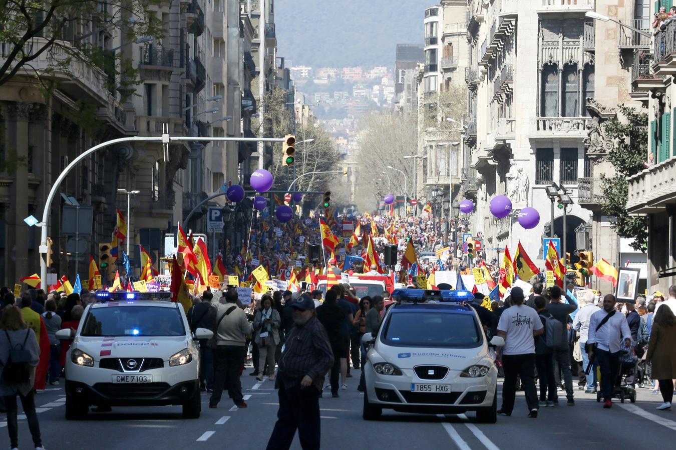 Imagenes de la manifestación celebrada este domingo en Barcelona contra el «golpe separatista» en Cataluña