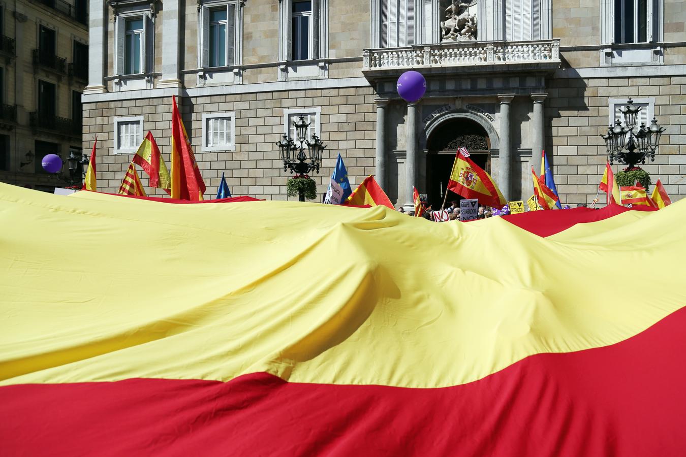 Imagenes de la manifestación celebrada este domingo en Barcelona contra el «golpe separatista» en Cataluña