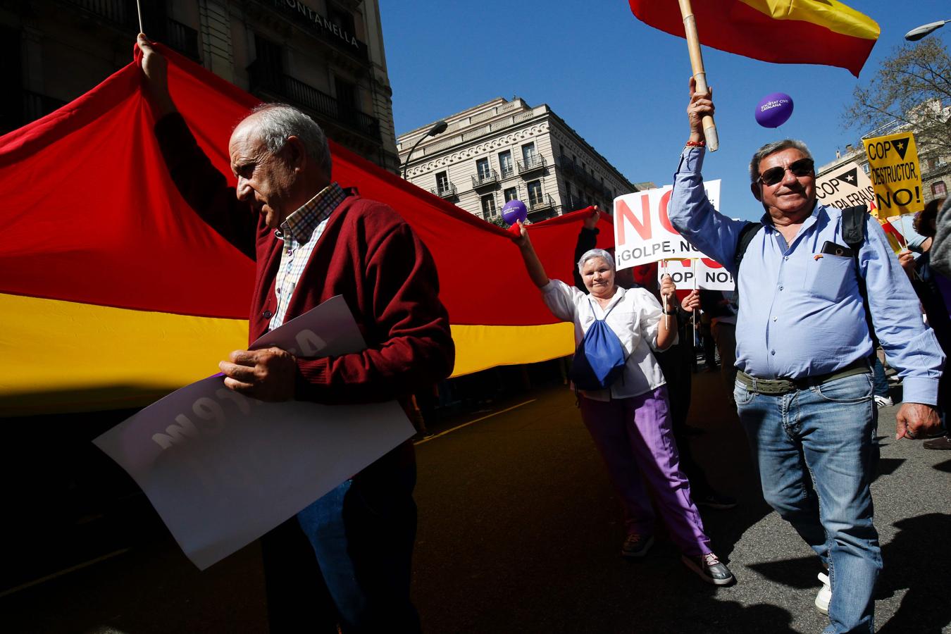 Imagenes de la manifestación celebrada este domingo en Barcelona contra el «golpe separatista» en Cataluña