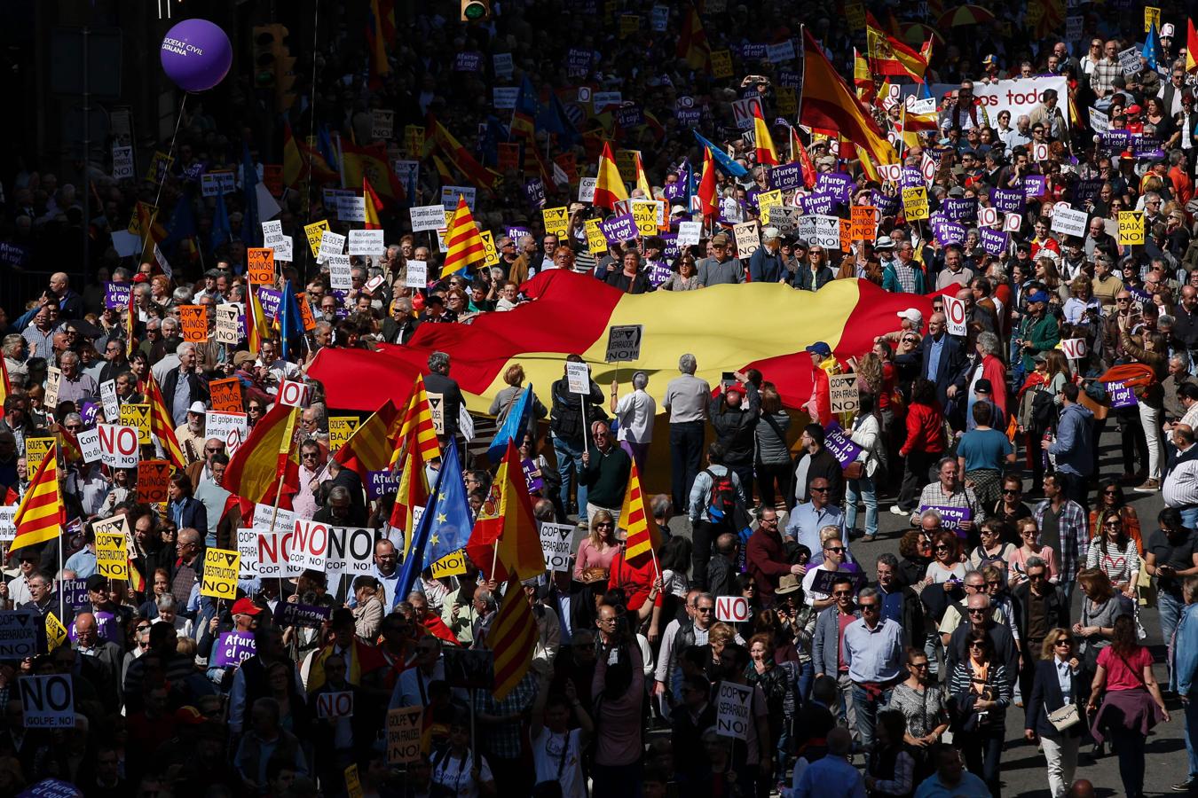 Imagenes de la manifestación celebrada este domingo en Barcelona contra el «golpe separatista» en Cataluña