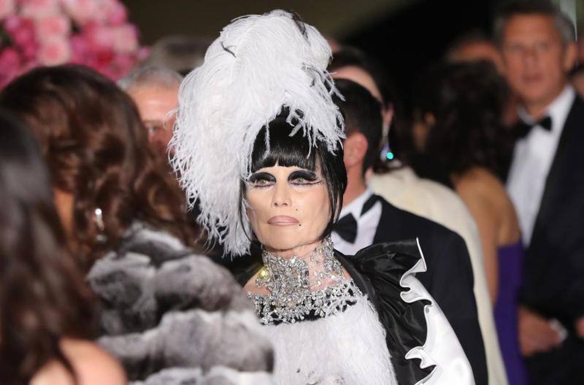 Una invitada al Baile de la Rosa. 