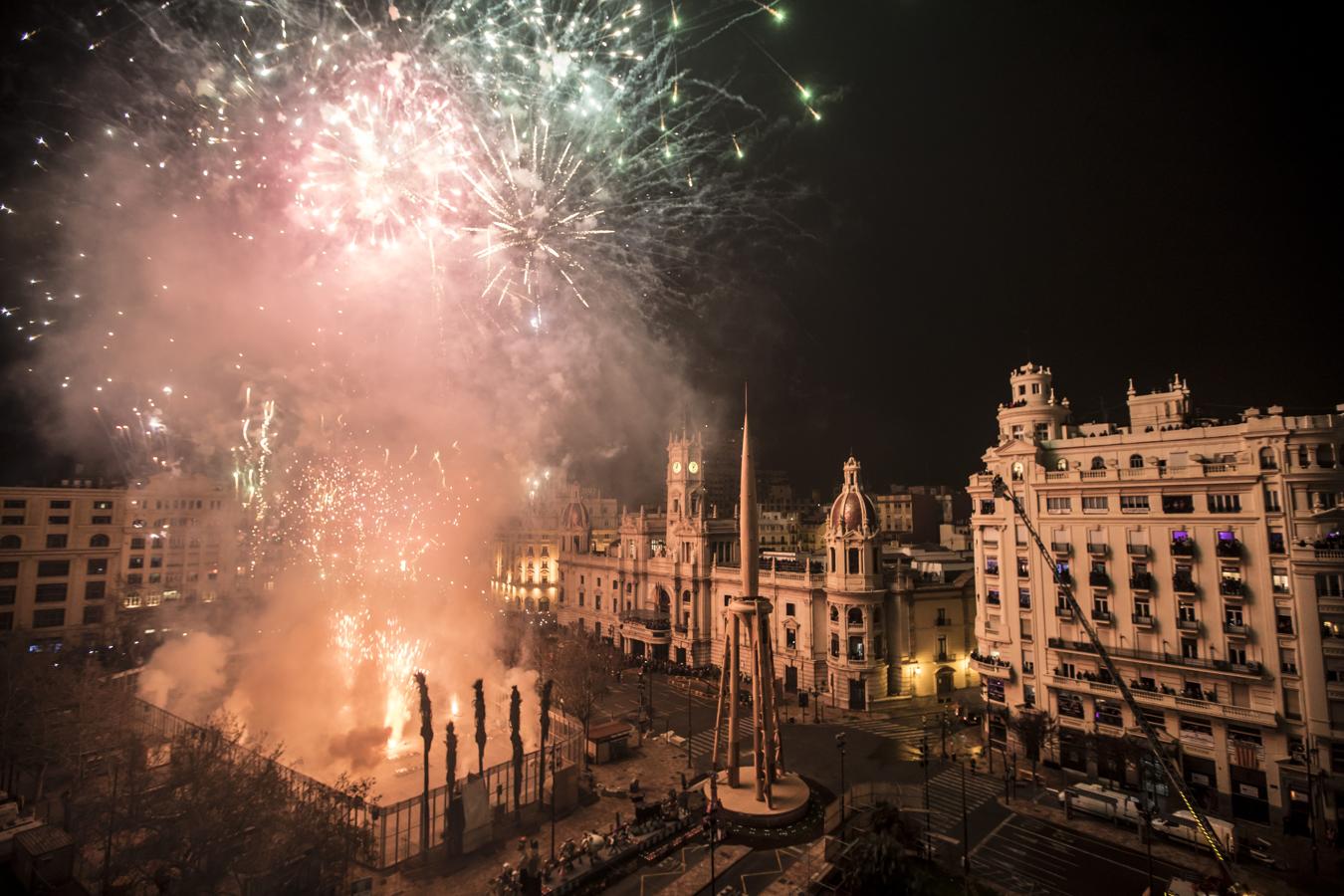 Cremà de la falla del Ayuntamiento. 