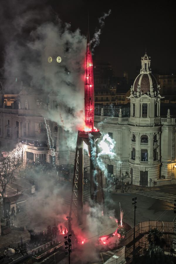 Cremà de la falla del Ayuntamiento. 