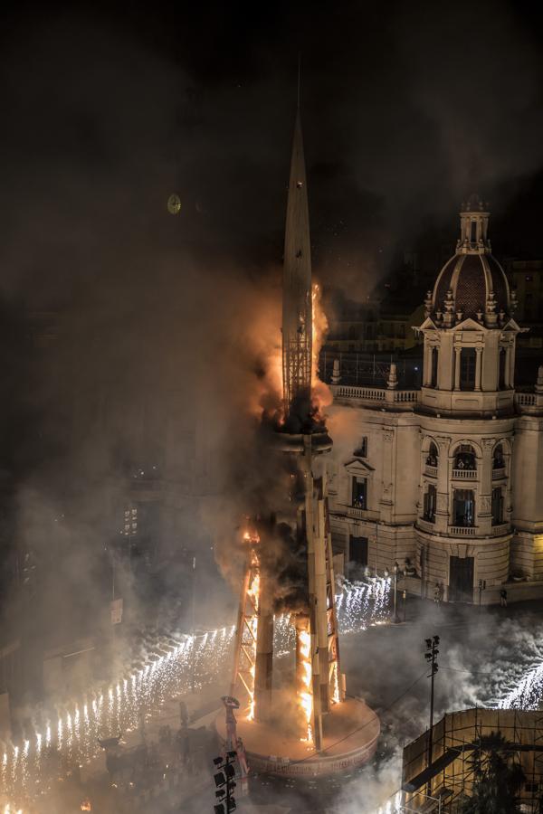 Cremà de la falla del Ayuntamiento. 